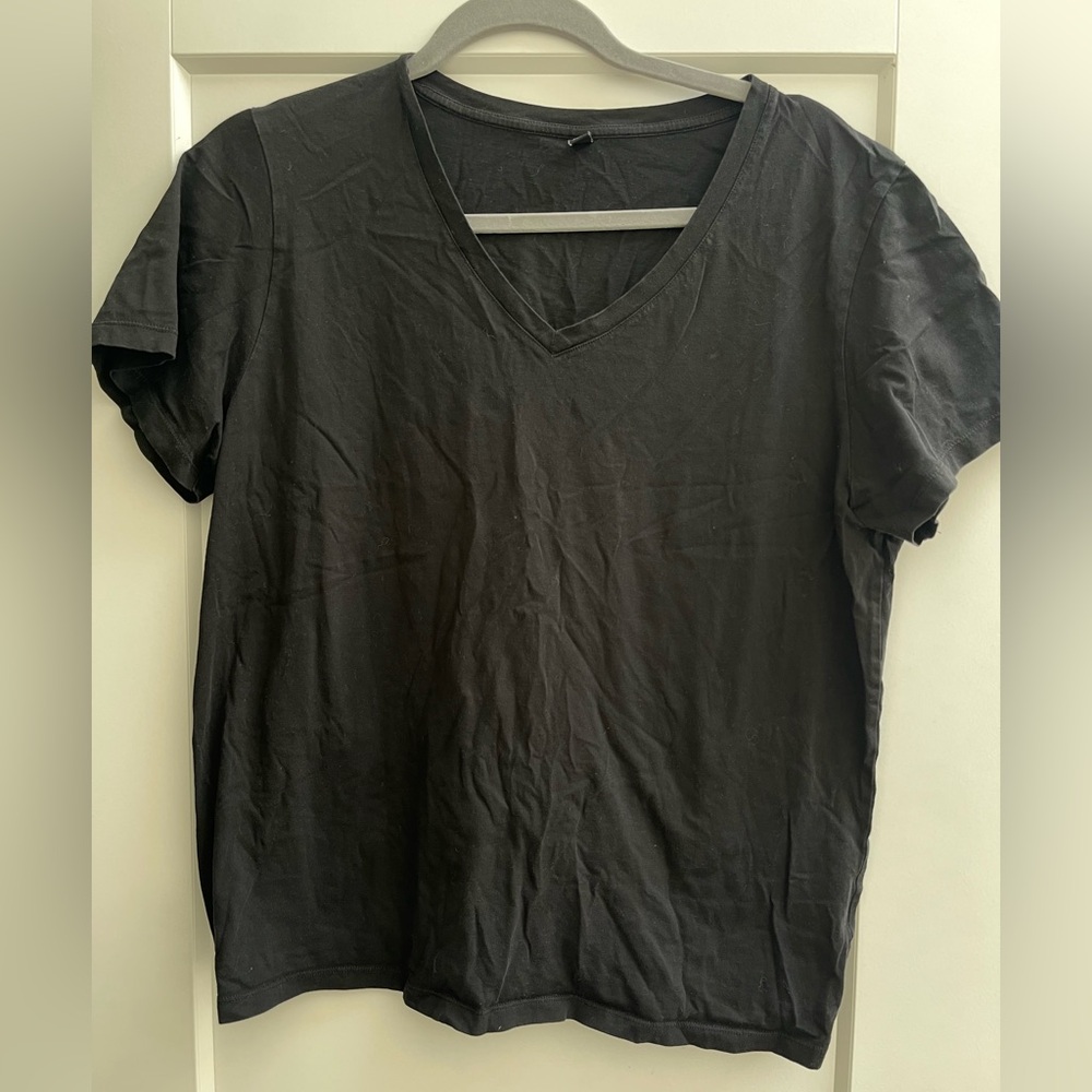 Uniqlo V Neck black T shirt